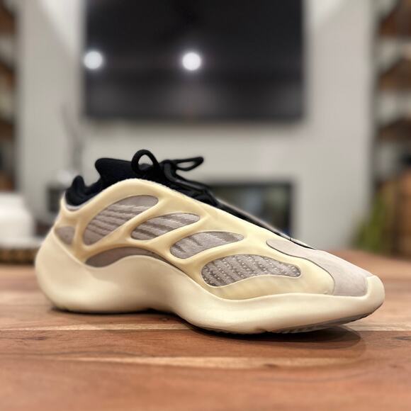 Yeezy x Adidas Authentic Men’s US 9.5 Yeezy Boost 700 V3 AZAEL Sneaker FW4980 main image 2